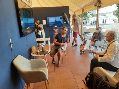 Jean Rougerie au stand Bathybot échange avec C. Tamburini