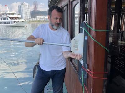 Xavier Mari (IRD researcher) takes samples of the microlayer surface at Halong Bay.